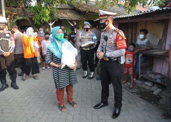 PPKM Darurat, Polresta Bandara Soetta Bagikan Beras ke Publik