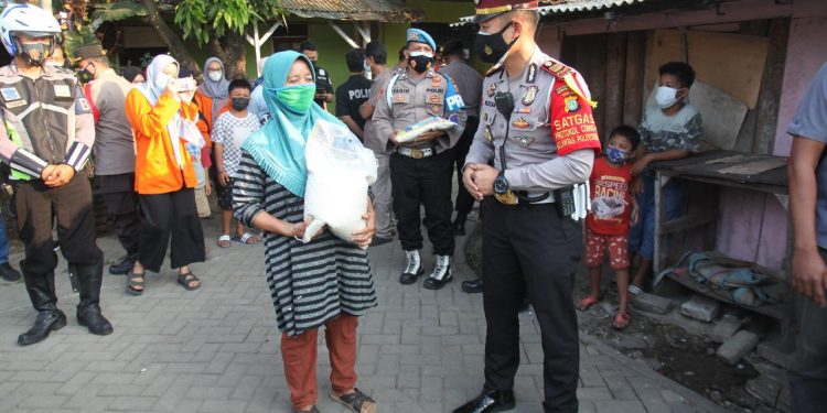 PPKM Darurat, Polresta Bandara Soetta Bagikan Beras ke Publik