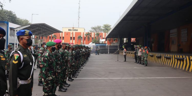 Petugas Gabungan Kawal Ketat Kedatangan Vaksin Sinopharm di Bandara Soetta