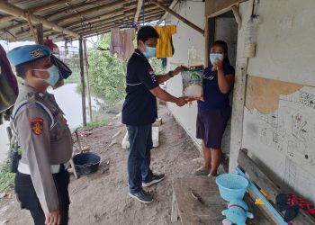 PPKM Darurat, Polresta Bandara Soetta Bagikan Ratusan Kantong Beras