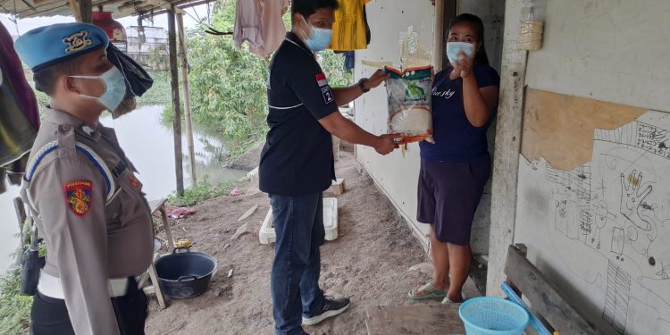 PPKM Darurat, Polresta Bandara Soetta Bagikan Ratusan Kantong Beras