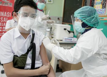 Hadiri Vaksinasi Siswa Al-Azhar, Benyamin : 228 Ribu Warga Tangsel Telah Divaksin