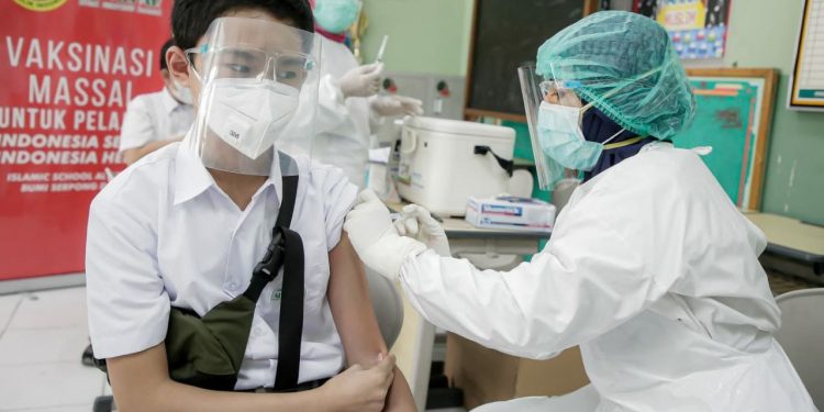 Hadiri Vaksinasi Siswa Al-Azhar, Benyamin : 228 Ribu Warga Tangsel Telah Divaksin