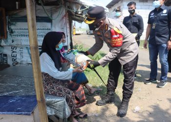 Ratusan Paket Daging Qurban dan Beras Dibagikan Polresta Bandara Soetta