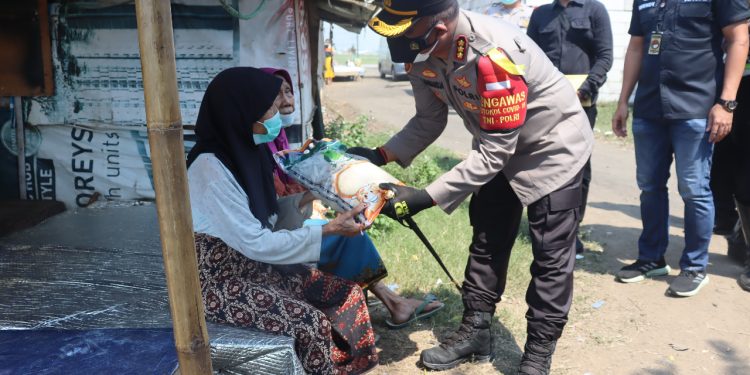 Ratusan Paket Daging Qurban dan Beras Dibagikan Polresta Bandara Soetta