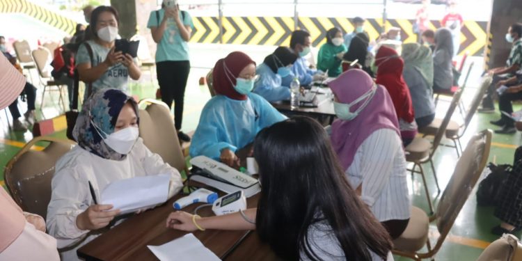 Ratusan Orang Ikuti Vaksinasi di Gerai Vaksin Presisi Polresta Bandara Soetta