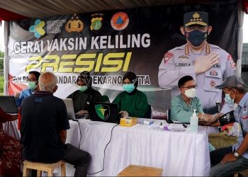 Seusai Divaksin, Warga dapat Beras dari Polresta Bandara Soekarno-Hatta