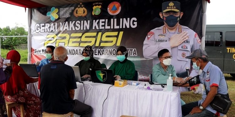 Seusai Divaksin, Warga dapat Beras dari Polresta Bandara Soekarno-Hatta