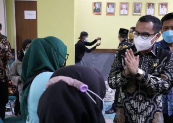 Pemkot Tangsel Salurkan Bantuan Pangan dari Bulog