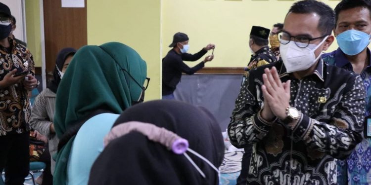 Pemkot Tangsel Salurkan Bantuan Pangan dari Bulog