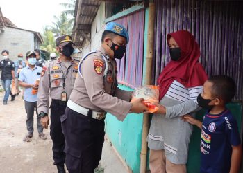 Ratusan Warga di Kosambi dapat Beras dari Polresta Bandara Soetta