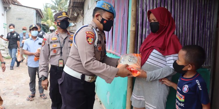 Ratusan Warga di Kosambi dapat Beras dari Polresta Bandara Soetta