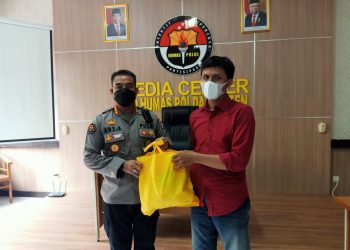 PPKM Level 4, Polda Banten Bagikan Paket Sembako untuk Insan Pers