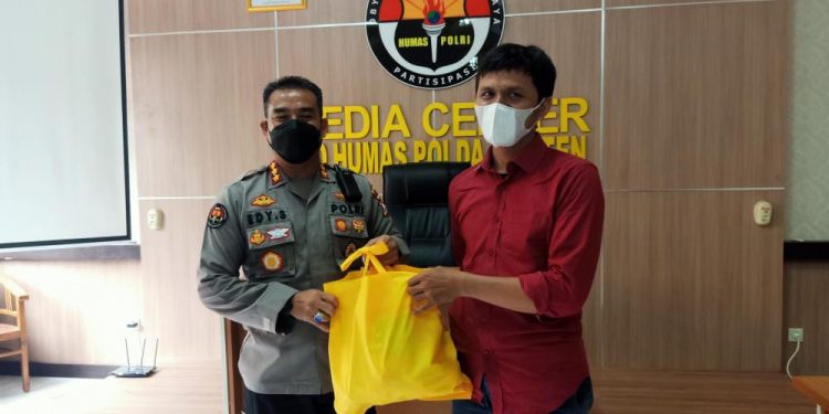 PPKM Level 4, Polda Banten Bagikan Paket Sembako untuk Insan Pers