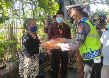 PPKM Level 4 Berlanjut, Polresta Bandara Soetta Bagikan Beras ke Masyarakat