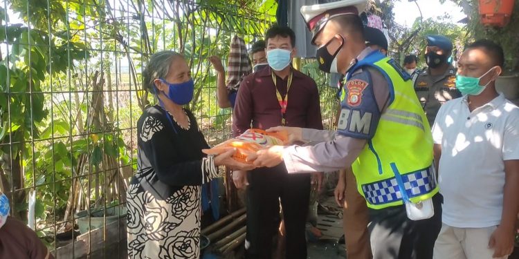 PPKM Level 4 Berlanjut, Polresta Bandara Soetta Bagikan Beras ke Masyarakat