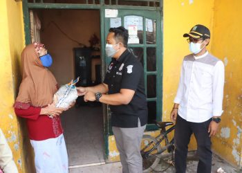 Respon Dampak PPKM, Polresta Bandara Soetta Bagikan Beras ke Masyarakat