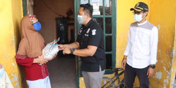 Respon Dampak PPKM, Polresta Bandara Soetta Bagikan Beras ke Masyarakat