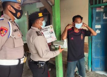Polisi Bandara Soetta Berpatroli dan Bagi-bagikan Beras di Selapajang Jaya