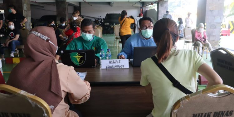 Bentuk Herd Immunity, Ratusan Warga Divaksin Polisi Bandara Soetta