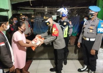 Datangi Rumah Warga Malam-malam, Polisi Bandara Soetta Bagikan Beras