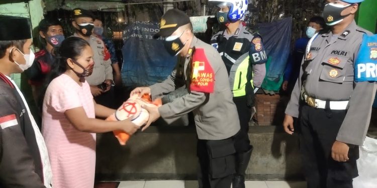 Datangi Rumah Warga Malam-malam, Polisi Bandara Soetta Bagikan Beras
