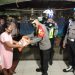 Datangi Rumah Warga Malam-malam, Polisi Bandara Soetta Bagikan Beras