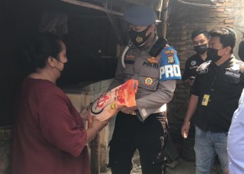 Bantu Kesulitan Ekonomi Warga, Polisi Bandara Soetta Bagi-bagikan Beras