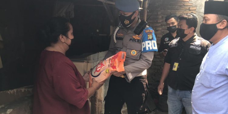 Bantu Kesulitan Ekonomi Warga, Polisi Bandara Soetta Bagi-bagikan Beras