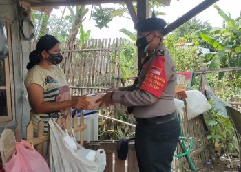 Ratusan Warga di Neglasari dapat Beras dari Polisi Bandara Soetta