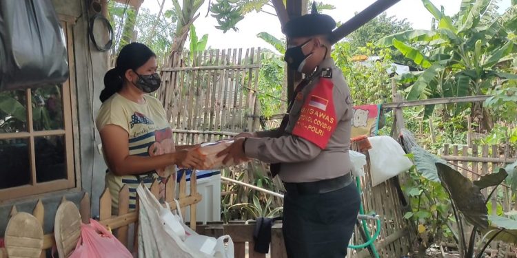 Ratusan Warga di Neglasari dapat Beras dari Polisi Bandara Soetta