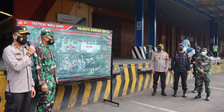 TNI-Polri Kawal Ketat Kedatangan Jutaan Dosis Vaksin Moderna di Bandara Soetta