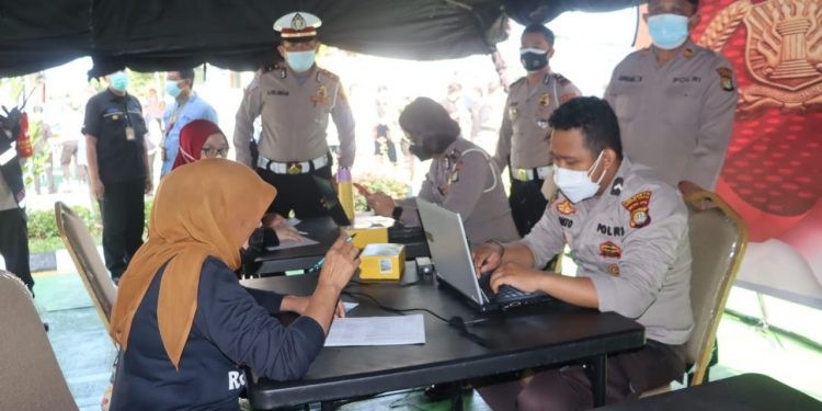 153 Orang Vaksin di Pelayanan Vaksinasi Merdeka Polresta Bandara Soetta
