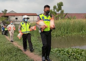 Respon Dampak Pandemi Covid-19, Polisi Bandara Soetta Bagi-bagi Beras