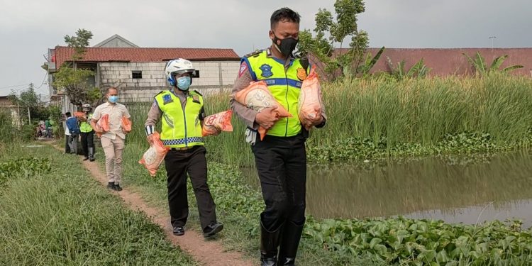 Respon Dampak Pandemi Covid-19, Polisi Bandara Soetta Bagi-bagi Beras