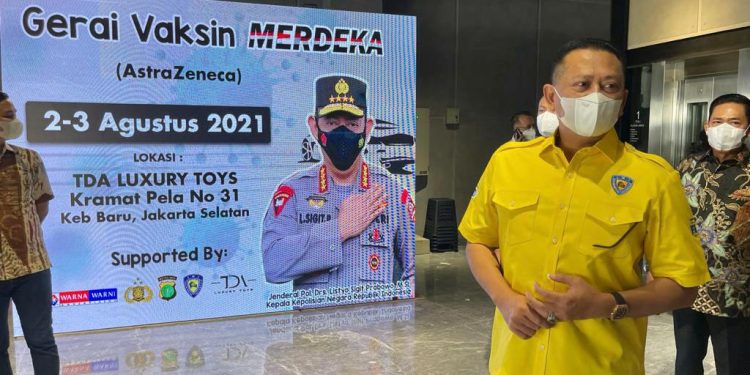 Ketua MPR RI Tinjau Sentra Vaksinasi Merdeka Sambil Bagi Sembako