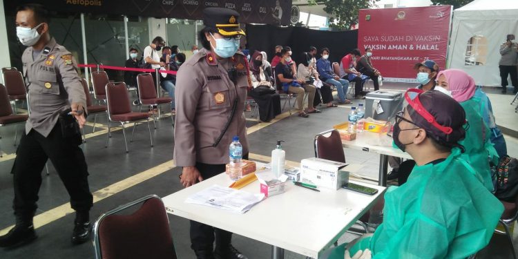 Ratusan Warga Datangi Gerai Vaksinasi Merdeka Polsek Neglasari