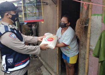 Polisi Bandara Soetta Kembali Bagi-bagi Beras di Karangsari