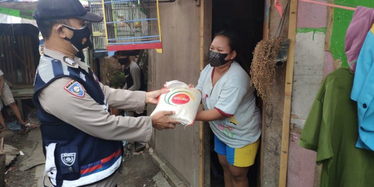 Polisi Bandara Soetta Kembali Bagi-bagi Beras di Karangsari