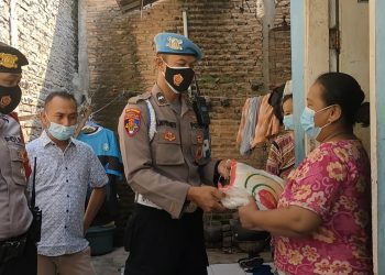Ratusan Warga Pajang Terima Bantuan Beras dari Polresta Bandara Soetta