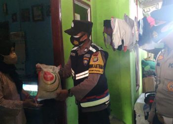 Polisi Bandara Soetta Kembali Bagi-bagi Beras di Selapajang Jaya
