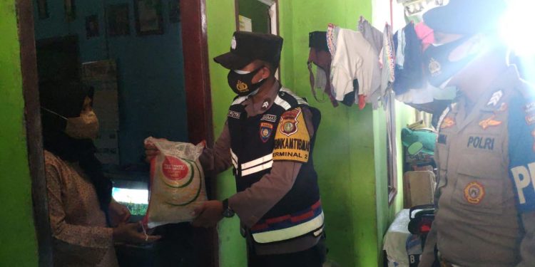 Polisi Bandara Soetta Kembali Bagi-bagi Beras di Selapajang Jaya