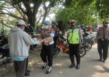 Polresta Bandara Soetta Bagi-bagi Beras ke Eks Karyawan PT ISU