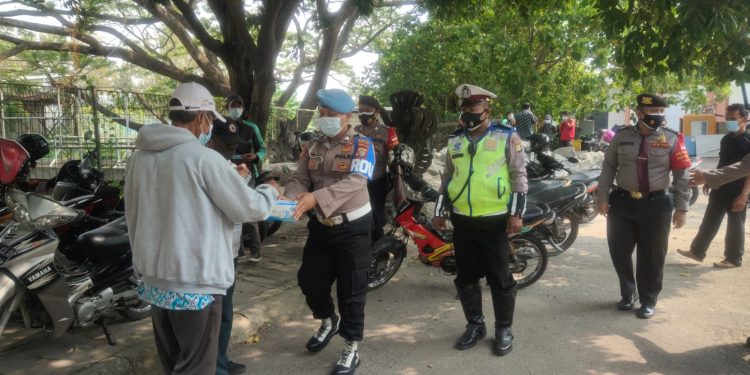 Polresta Bandara Soetta Bagi-bagi Beras ke Eks Karyawan PT ISU