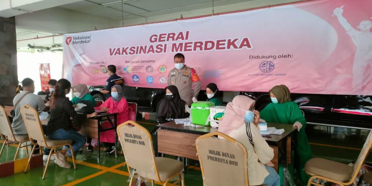 Vaksinasi Merdeka, Kapolresta Bandara Soetta : 9991 Orang telah Divaksin 