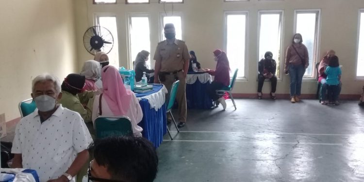 Ratusan Masyarakat Antusias Ikuti Vaksinasi Covid-19 di Kelurahan Pondok Ranji