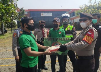 Baksos, Polresta Bandara Soetta Bagikan Beras ke Karyawan