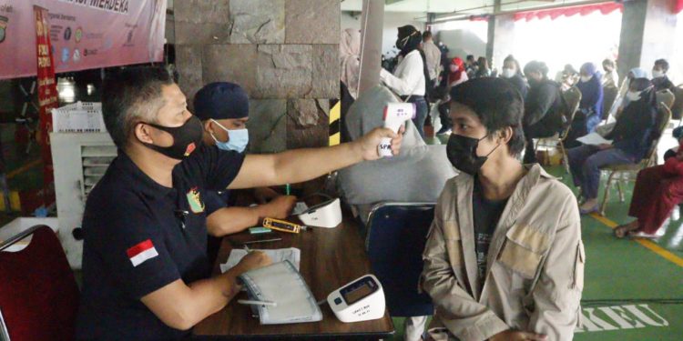 Gerai Vaksinasi Merdeka Polresta Bandara Soetta Vaksin 200 Orang