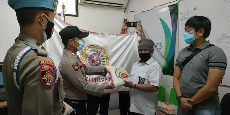 Polisi Bandara Soetta Bagikan Ratusan Paket Beras ke Pekerja PT ACS