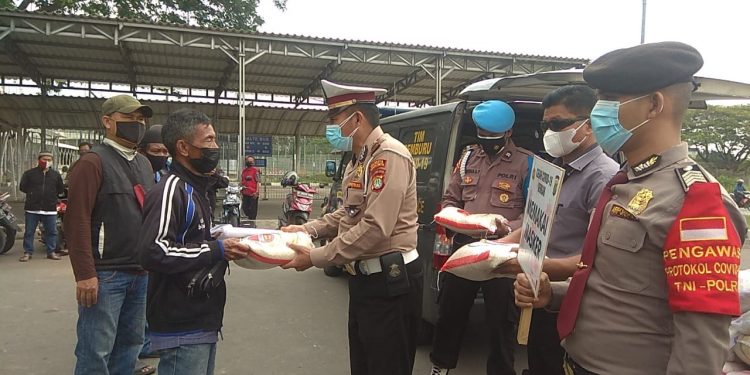 Baksos, Polresta Bandara Soetta Bagikan Beras ke Tukang Ojek